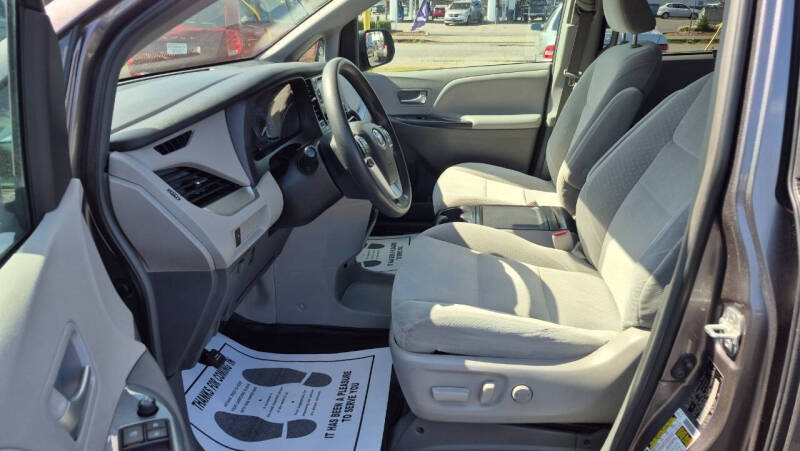 2019 Toyota Sienna LE 8-Passenger