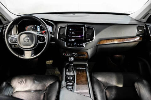 2017 Volvo XC90 T6 Momentum