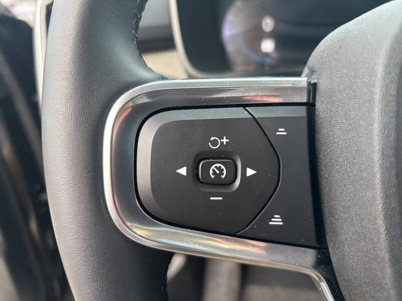 2025 Volvo XC40 B5 Plus Dark Theme