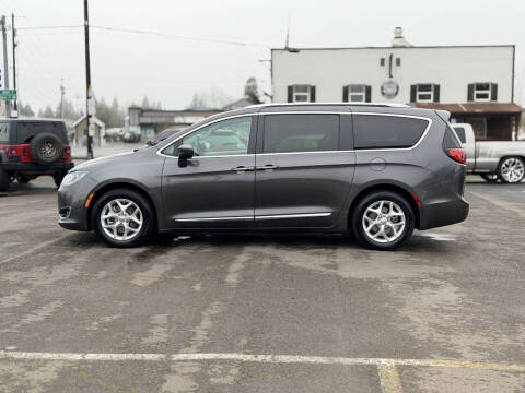 2017 Chrysler Pacifica Touring-L Plus