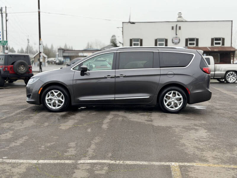 2017 Chrysler Pacifica Touring-L Plus