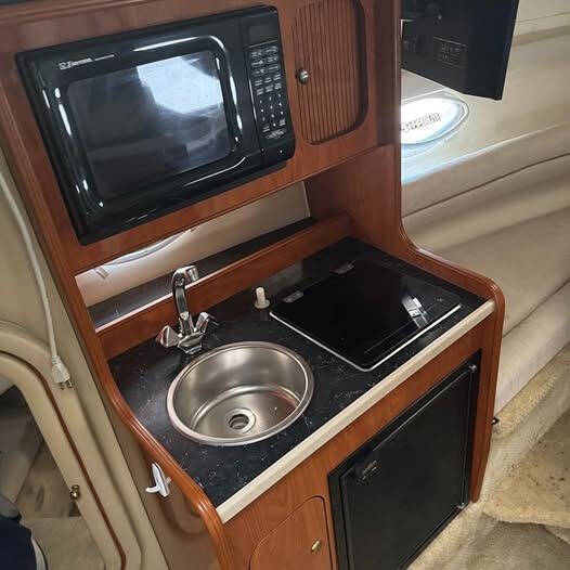 2005 Rinker 270 Express Cruiser