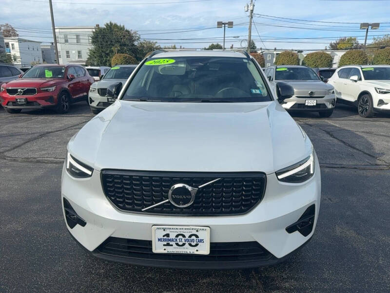 2025 Volvo XC40 B5 Plus Dark Theme