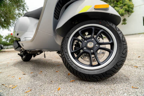 2023 Vespa 300