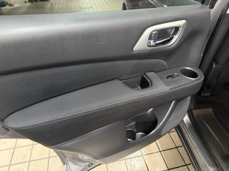 2017 Nissan Pathfinder SV