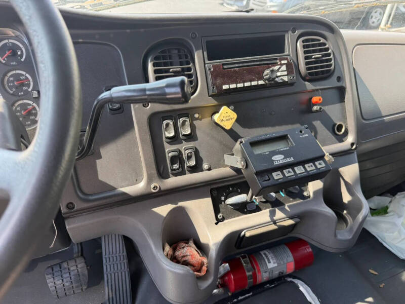 2005 Freightliner M2 106