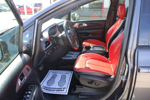 2020 Chrysler Pacifica Limited Red S