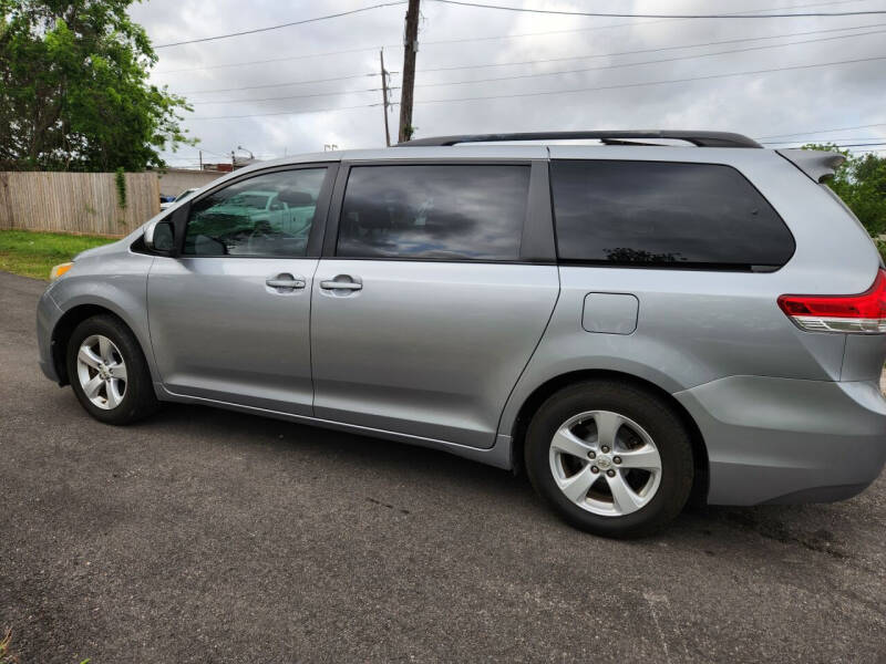 2013 Toyota Sienna L photo 12