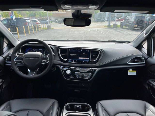 2027 Chrysler Pacifica Select