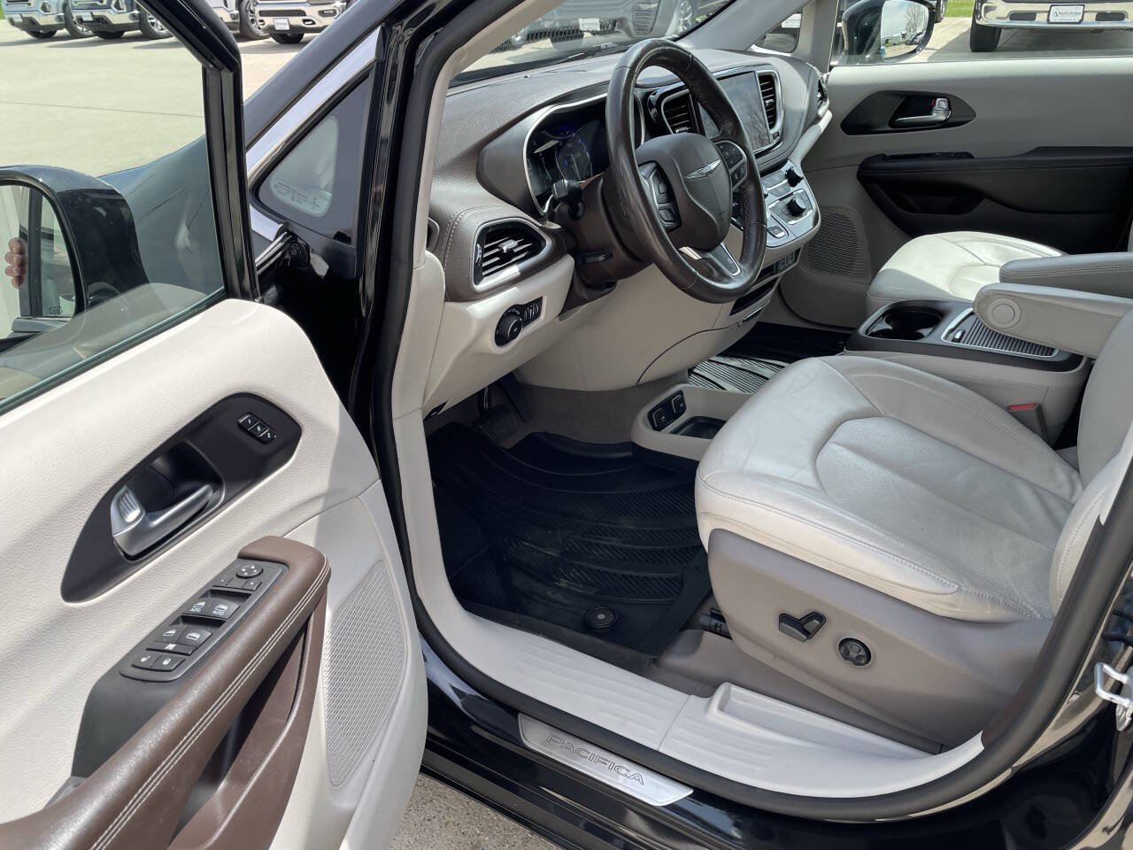 2021 Chrysler Pacifica Touring L photo 5