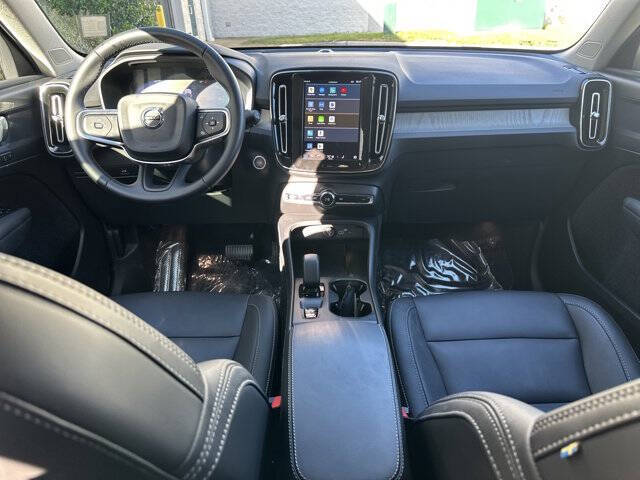 2025 Volvo XC40 B5 Core Bright Theme