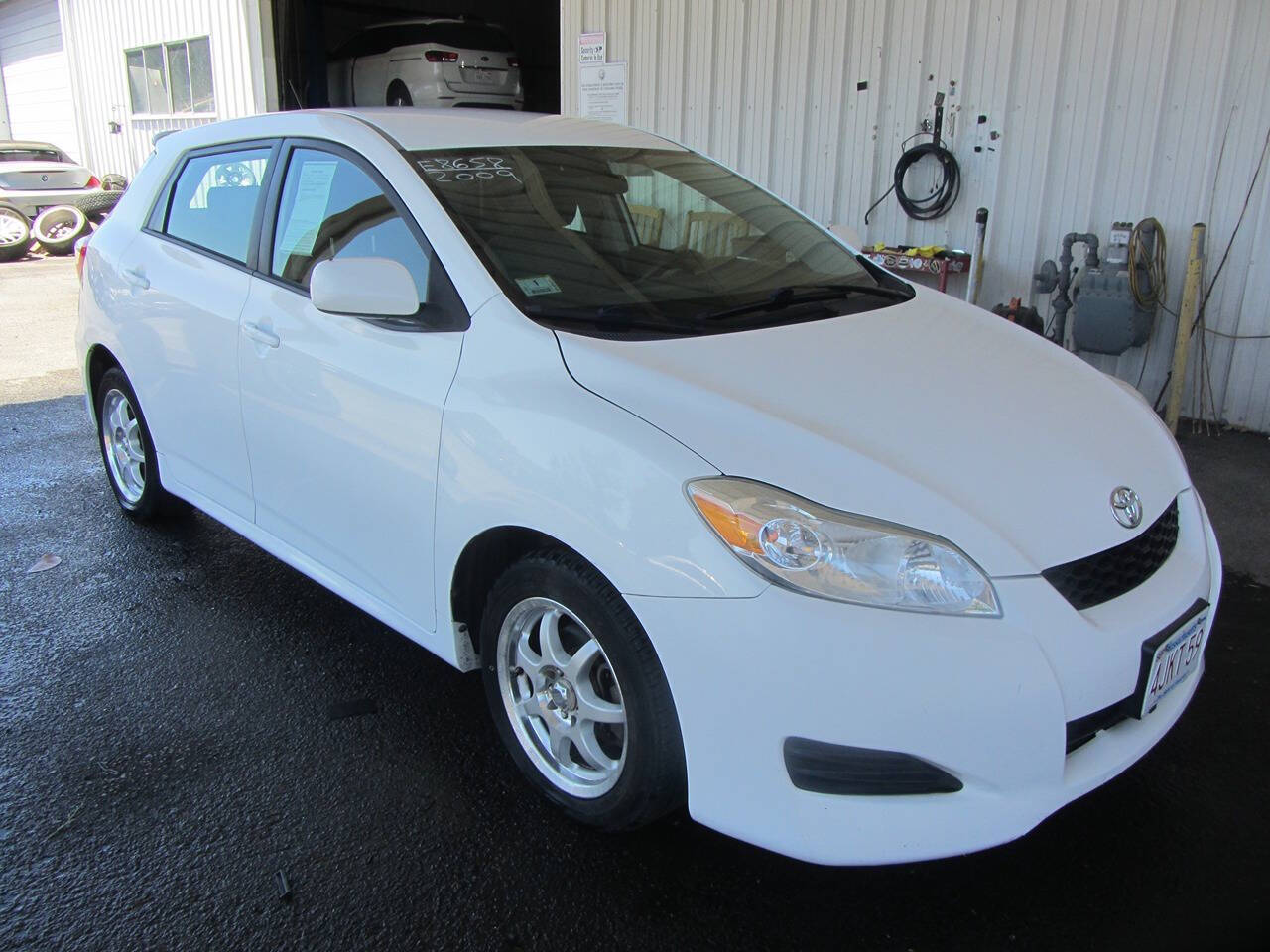 White 2009 Toyota Matrix Base Base 4dr Wagon 5M 1