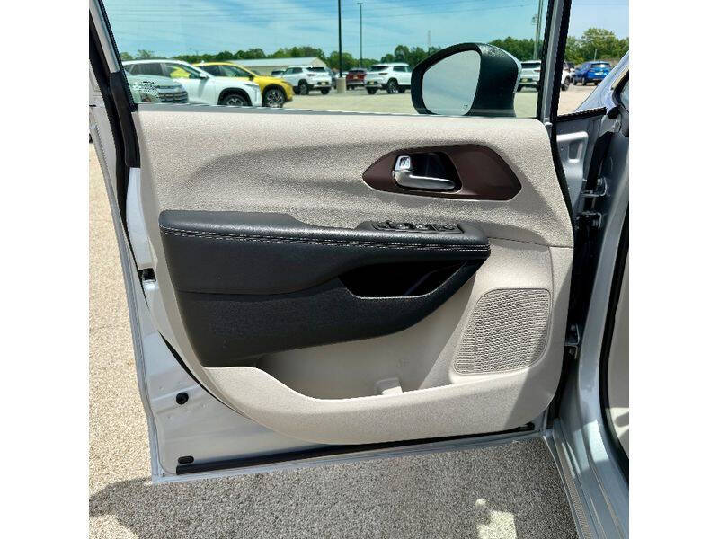 2023 Chrysler Voyager LX