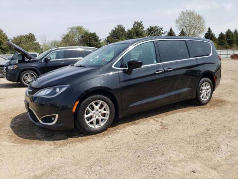 2017 Chrysler Pacifica for sale at Varco Motors LLC - Builders in Denison KS