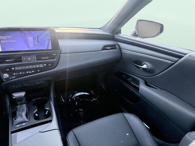 2025 Lexus ES 300h F SPORT Design