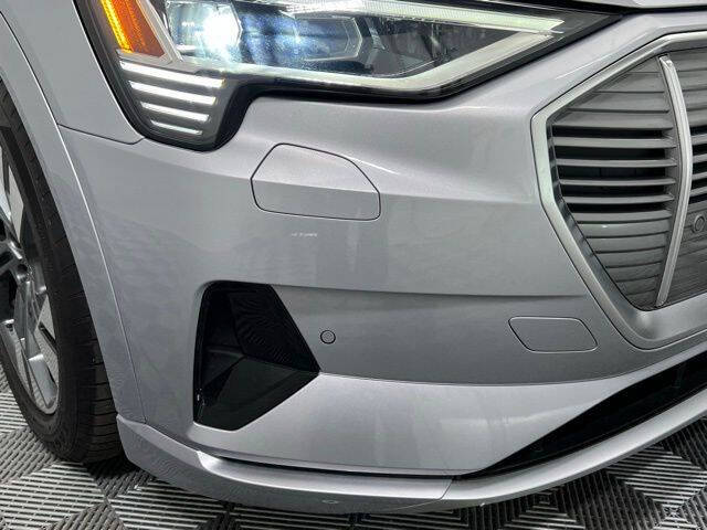 2022 Audi e-tron quattro Premium