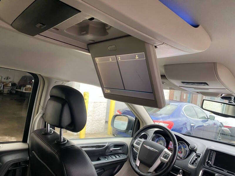 2014 Chrysler Town and Country Touring-L