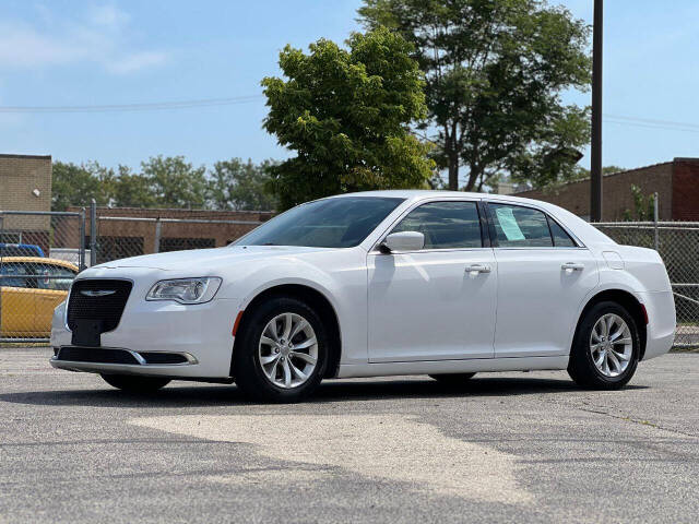 2015 Chrysler 300 for sale at Ideal Cars LLC in Skokie, IL