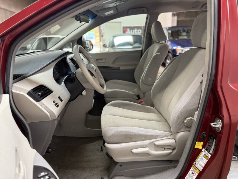 2012 Toyota Sienna LE 8-Passenger