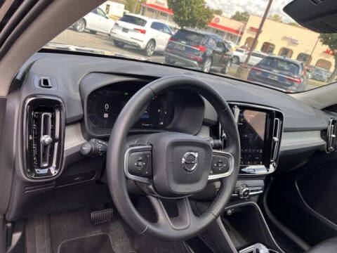 2025 Volvo XC40 B5 Plus Bright Theme