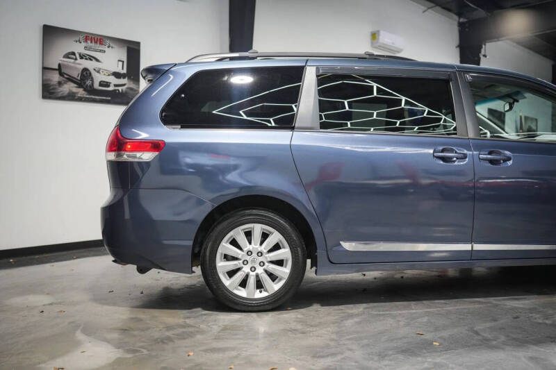 2013 Toyota Sienna LE 7-Passenger