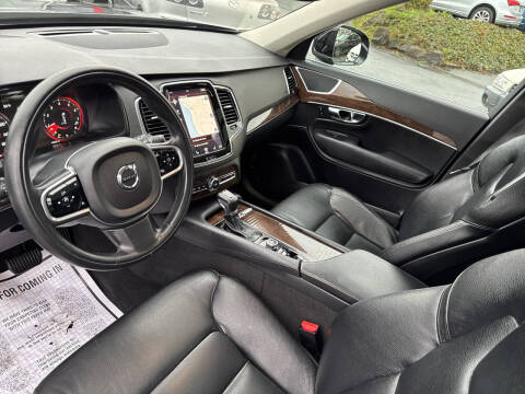 2016 Volvo XC90 T6 Momentum