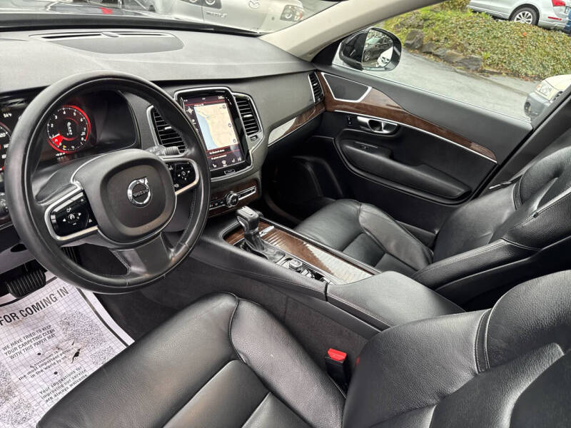 2016 Volvo XC90 T6 Momentum