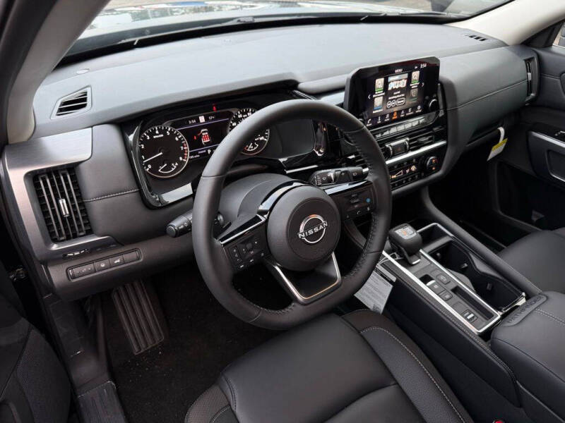 2025 Nissan Pathfinder SL