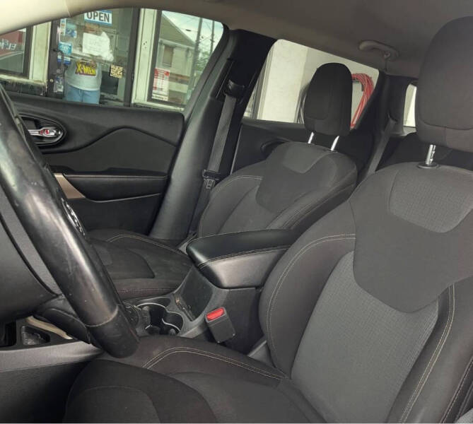 Image 6 of 2017 Jeep Cherokee Latitude