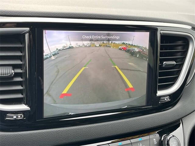 2025 Chrysler Pacifica Select