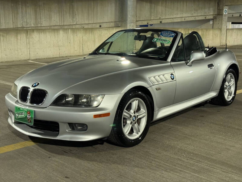 2001 BMW Z3 for sale at DISTINCT AUTO GROUP LLC in Kent OH