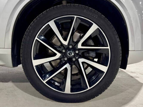 2022 Volvo XC90 T6 Momentum 6-Passenger
