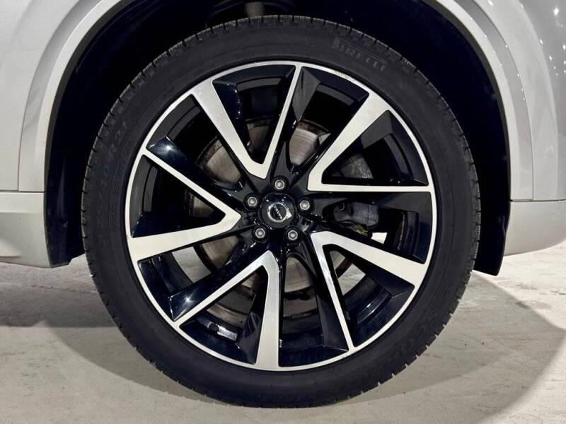 2022 Volvo XC90 T6 Momentum 6-Passenger