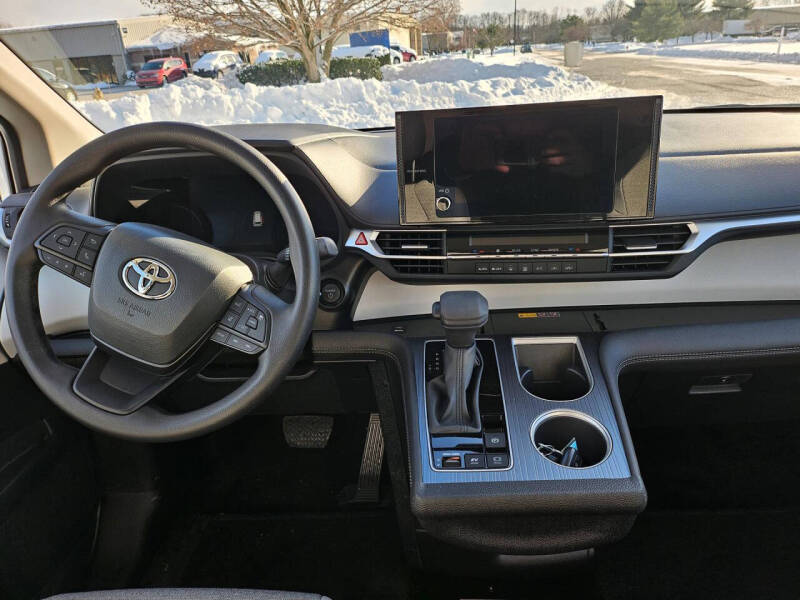 2025 Toyota Sienna LE 8-Passenger