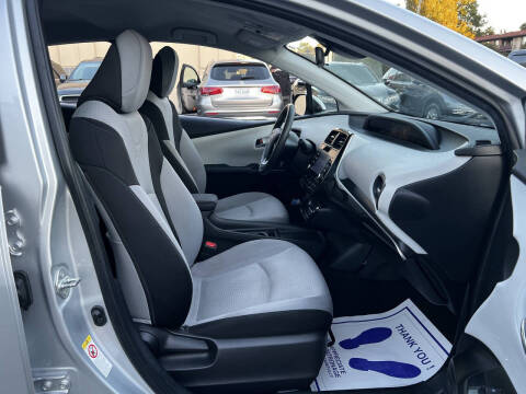 2022 Toyota Prius LE