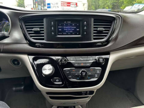 2017 Chrysler Pacifica Touring-L