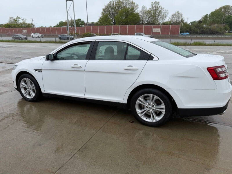2017 Ford Taurus SE