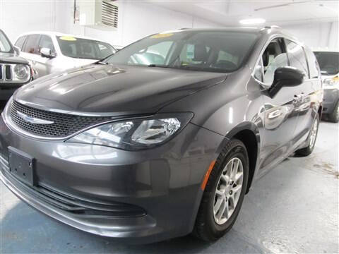 2020 Chrysler Voyager's photo