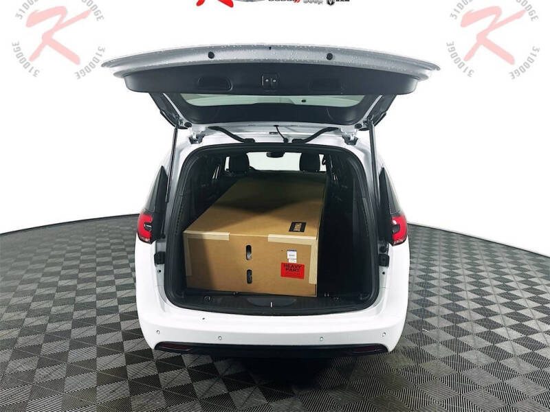 2025 Chrysler Pacifica Select