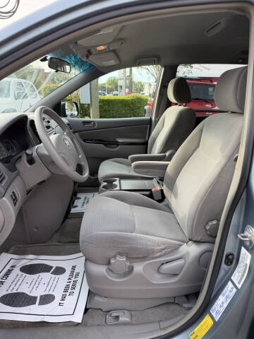 2004 Toyota Sienna LE 7 Passenger