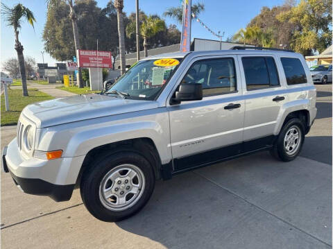 2014 Jeep Patriot for sale at Dealers Choice Inc in Farmersville CA