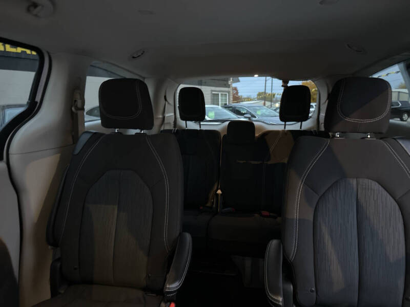 2024 Chrysler Voyager LX