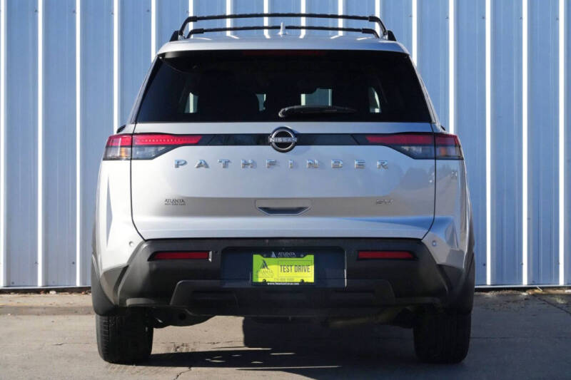 2022 Nissan Pathfinder SV