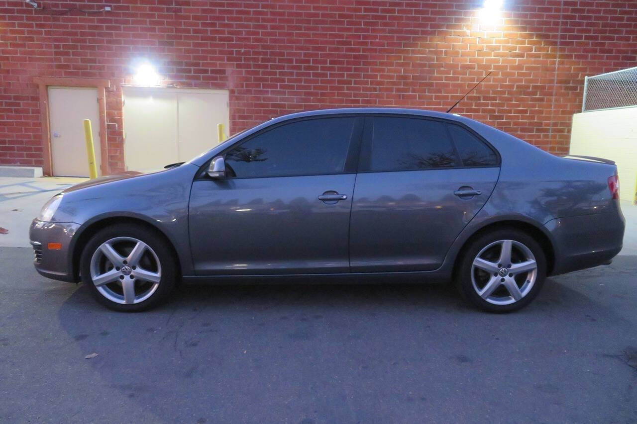 2010 Volkswagen Jetta for sale at The Car Vendor LLC in Bellflower, CA