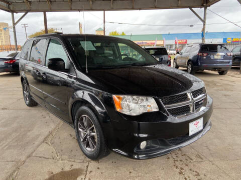 2017 Dodge Grand Caravan for sale at EAGLE AUTO SALES in Corsicana TX