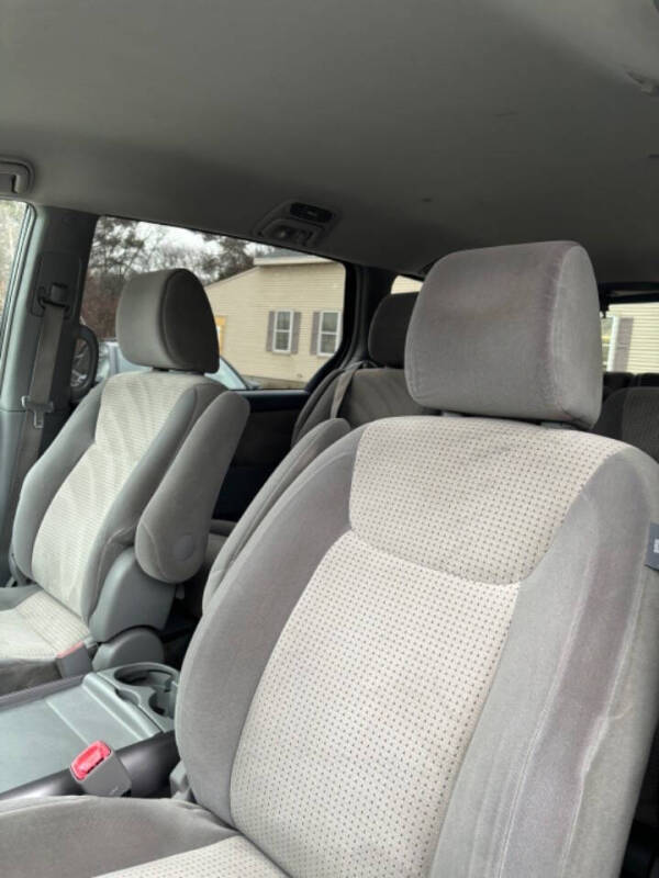 2010 Toyota Sienna LE 7-Passenger