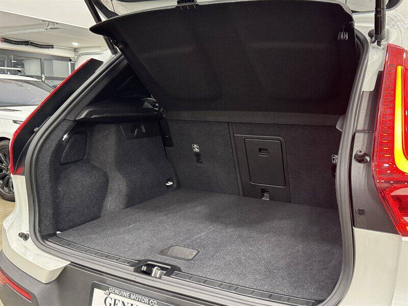 2025 Volvo XC40 B5 Core Bright Theme