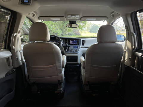 2020 Toyota Sienna LE Mobility 7-Passenger