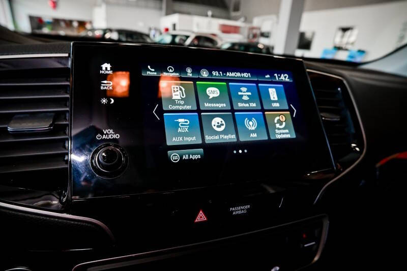 2022 Honda Pilot Touring w/Rear Captain's Chairs