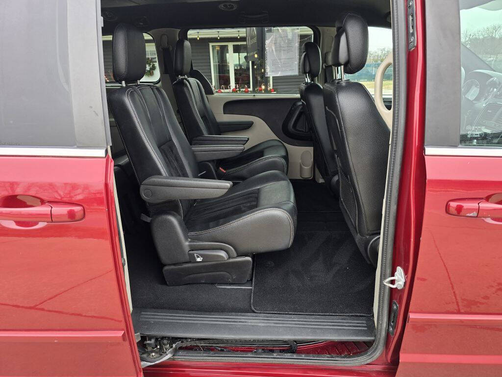 2016 Dodge Grand Caravan SXT Plus photo 13